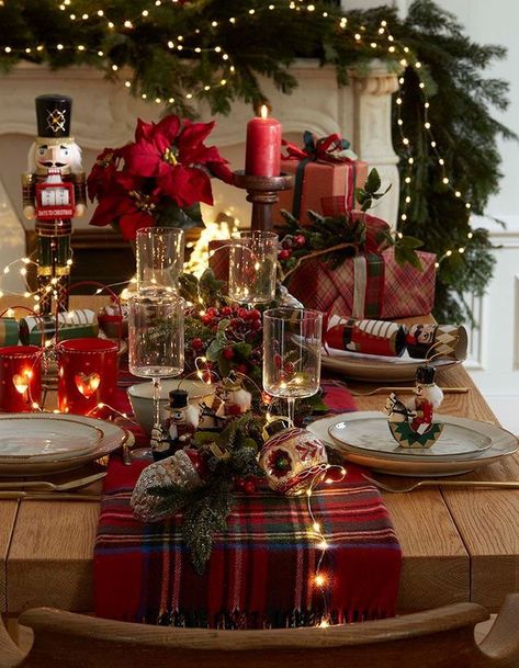 Table de Noël décorée en rouge et vert