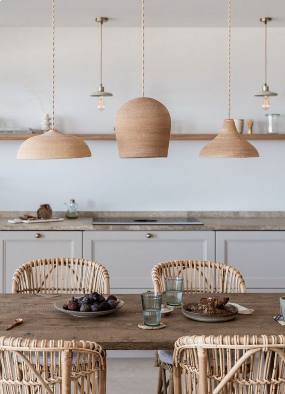 table de cuisine avec luminaires en terre cuite