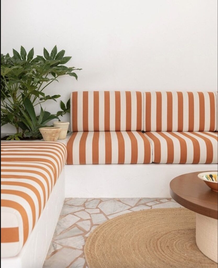 banquette extérieure avec coussins rayés oranges