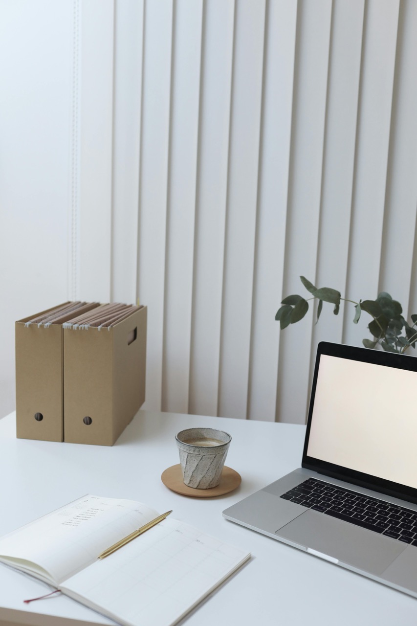 bureau organisé avec boites de rangements