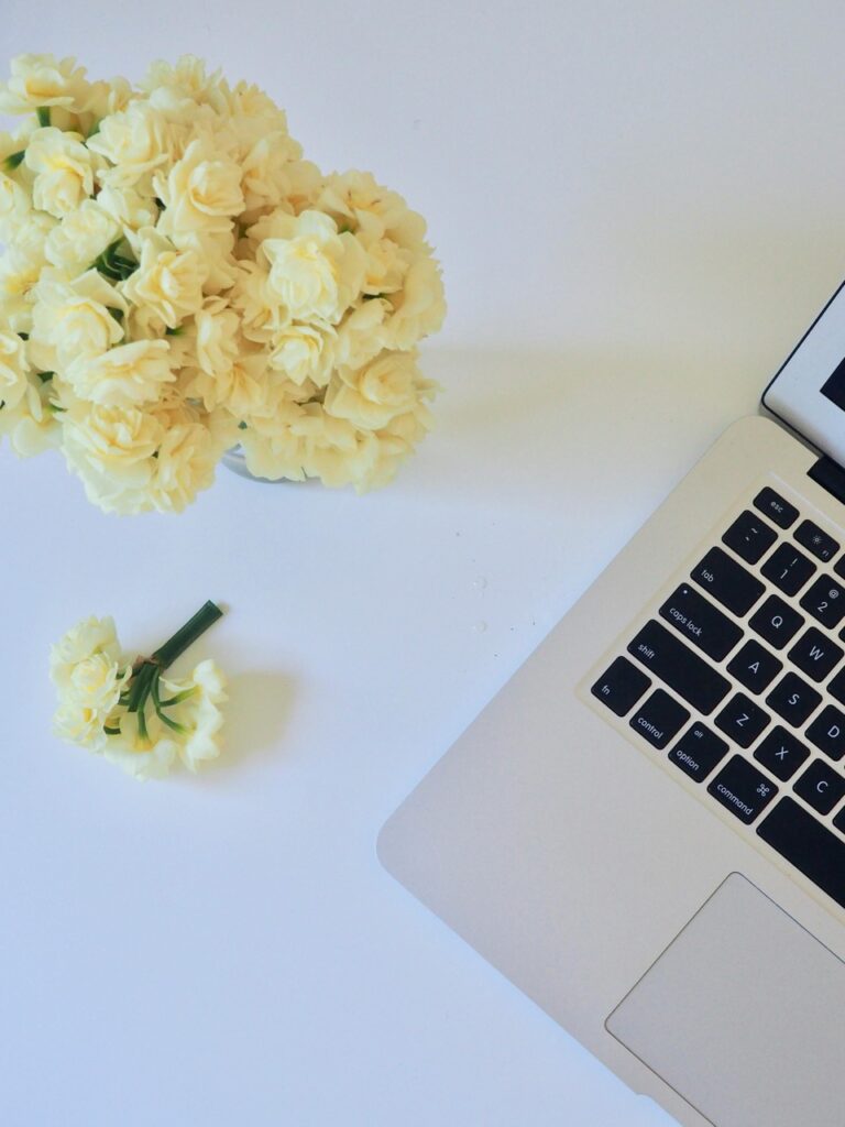 ordinateur et bouquet de fleurs