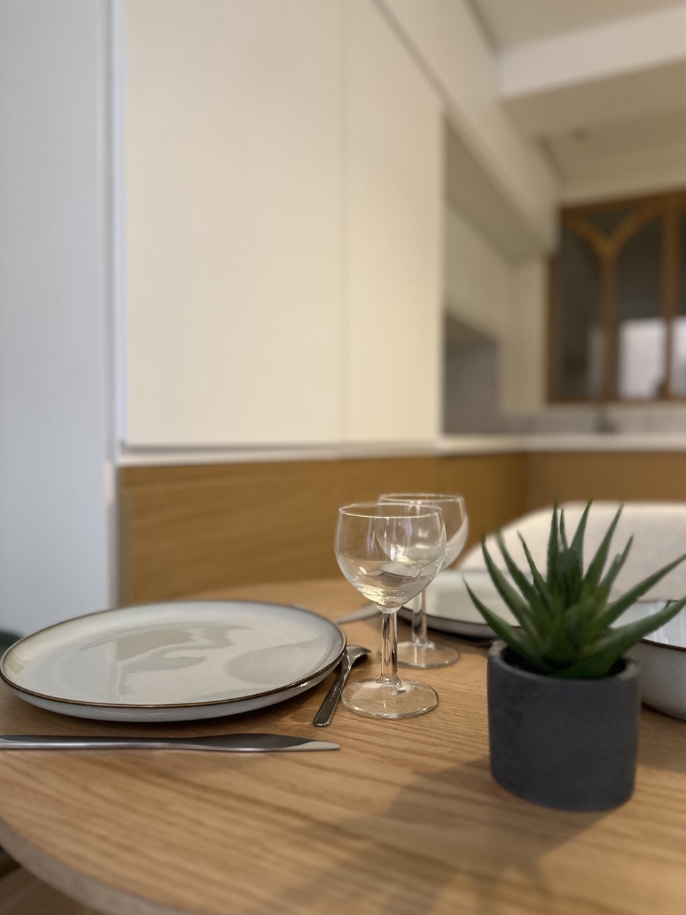 coin repas dans un appartement à l'esprit scandinave