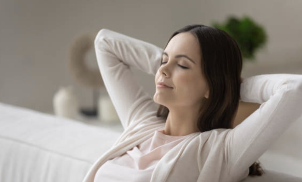 femme qui réfléchit à ses besoins d'aménagement intérieur