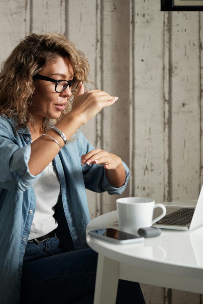 femme qui réfléchit à ses besoins d'aménagement intérieur