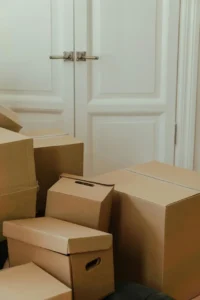cartons de déménagement devant une porte